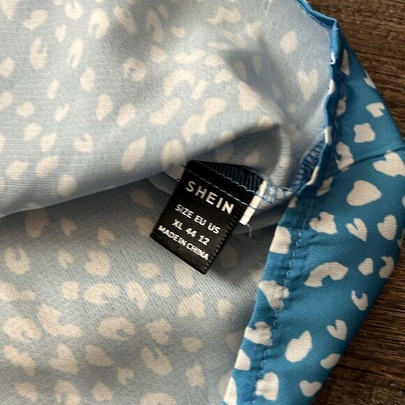 SHEIN Women’s XL Blue Heart Print V-Neck Flutter Sleeve Blouse EUC - Picture 5 of 7